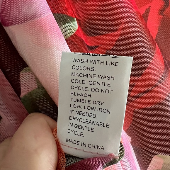 Shein floral 2 piece crop top and skirt it’s more like 1x - Picture 7 of 11